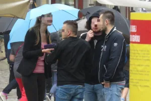 Nachalne promotorki nocnej zabawy w centrum Gdańska