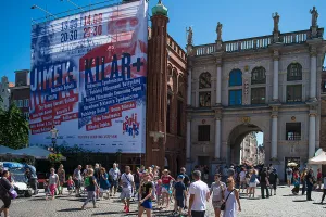 Zabytkowa siedziba architektów z reklamą miejskiej imprezy
