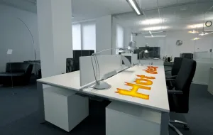 Gorące biurka - pomysł na miejsca pracy