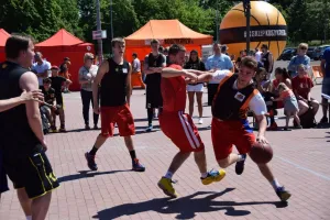 Weź udział w turnieju koszykówki ulicznej