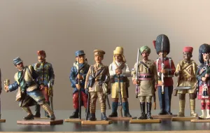 Kolekcja figurek żołnierzy z różnych epok