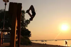 Skaczą po ławkach, ale nie rozrabiają. To właśnie parkour