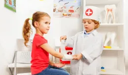 Dzieci bawią się w doktora. 