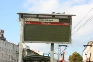 Tablice SIP-u stają na przystankach