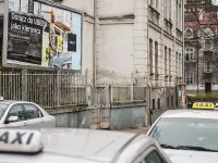 Taksówkarze kontra Uber. Wojna billboardowa przy postoju