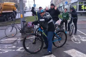 Rowerzyści szkolą kierowców pojazdów ZKM Gdynia