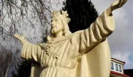Figura Chrystusa Króla odsłonięta w Chwarznie
