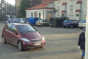 Dziki parking z wjazdem przez pasy