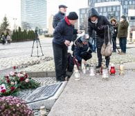 Mieszkańcy składają kwiaty pod Pomnikiem Poległych Stoczniowców