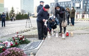 Mieszkańcy składają kwiaty pod Pomnikiem Poległych Stoczniowców