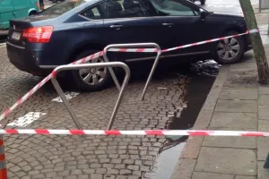 Stojaki na ulicy, żeby rowerzyści zjechali z chodnika
