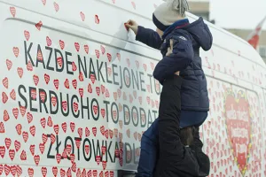 Dealer zapłaci złotówkę za każde serduszko naklejone na... Mercedesa