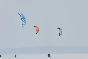 Kitesurfing na śniegu obok lotniska