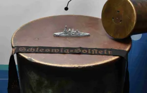 Wielka łuska z niemieckiego pancernika w Muzeum Westerplatte