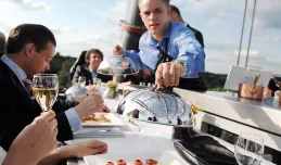 Uczta nad ziemią, w ciemnościach lub nago. Nietypowe pomysły restauracyjne