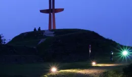 Nowa iluminacja krzyża z Góry Gradowej