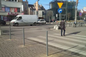 Dzięki słupkom kierowcy nie jeżdżą przez pasy