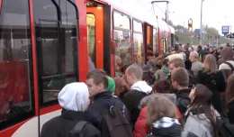 Zatłoczone autobusy i tramwaje z południowych dzielnic Gdańska. 