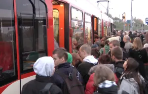 Zatłoczone autobusy i tramwaje z południowych dzielnic Gdańska. "Jedynka" tylko trochę pomogła