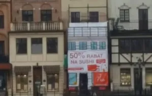 Nielegalna reklama szybko zniknęła z kamienicy w centrum Gdańska