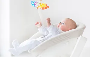Leżaczek-bujaczek sposobem na niemowlaka? Eksperci radzą uważać