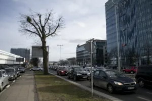 Poranna walka o miejsca parkingowe - praca w biurowcach