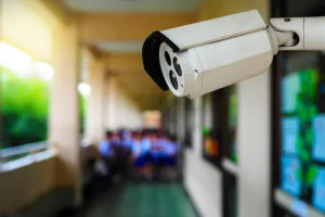 "Wielki brat" w trójmiejskich szkołach. Monitoring daje poczucie bezpieczeństwa, ale czy jest skuteczny?