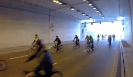 Potok rowerzystów w tunelu pod Martwą Wisłą