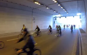 Potok rowerzystów w tunelu pod Martwą Wisłą