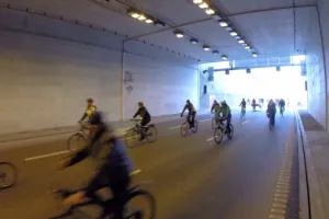 Potok rowerzystów w tunelu pod Martwą Wisłą