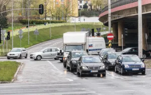 Gdynia: nowe ustawienie świateł pod estakadą nie podoba się kierowcom