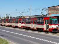 Trzywagonowy tramwaj wraca na tory