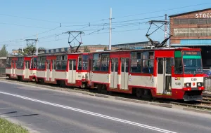 Trzywagonowy tramwaj wraca na tory