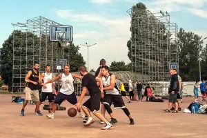 Aktywny weekend na trasie lub na boisku