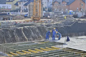 "Dziura w ziemi" czy gotowe mieszkanie? Kiedy jest najlepszy moment na zakup?