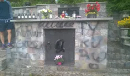 Zniszczone dwa grobowce na Cmentarzu Witomińskim. Spór między sprzedawcami?