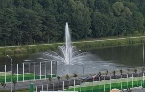 Testy fontanny na zbiorniku przy Trasie Słowackiego
