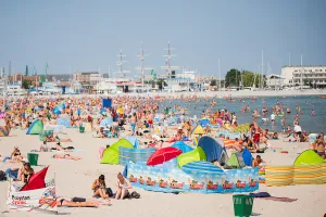 Bezpieczne wakacje nad morzem. Podpowiadamy, o czym warto pamiętać