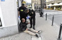 Letni problem: żebrzący na ulicach miast