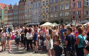 Kolorowy flash mob w centrum Gdańska - atrakcja czy przesada?