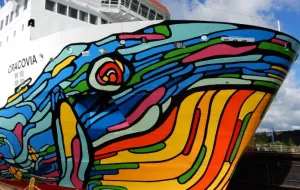 Prom z kolorowym wielorybem autorstwa gdyńskiego artysty