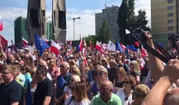 Protest w sprawie sądów na pl. Solidarności