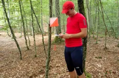 Szukaj punktów kontrolnych w terenie z mapą