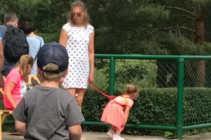 Dziecko "na smyczy". Kontrowersyjny sposób na upilnowanie malucha?