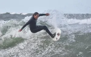 Gdzie i jak surfować na falach Bałtyku?