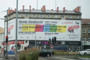 Nielegalna miejska reklama w centrum Wrzeszcza