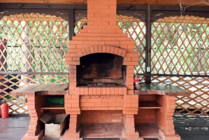 Ogrodowa strefa grillowania. Jak wybrać najlepsze rozwiązanie?