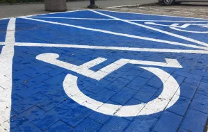 Niebieskie koperty dla niepełnosprawnych mają być lepiej widoczne
