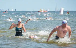 Pływackie wyścigi dookoła molo w Sopocie