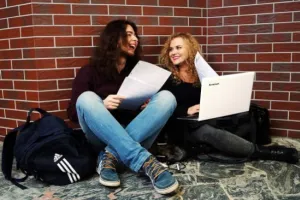 Jak przetrwać pierwsze miesiące na studiach? Uczelnie pomagają "pierwszakom"
